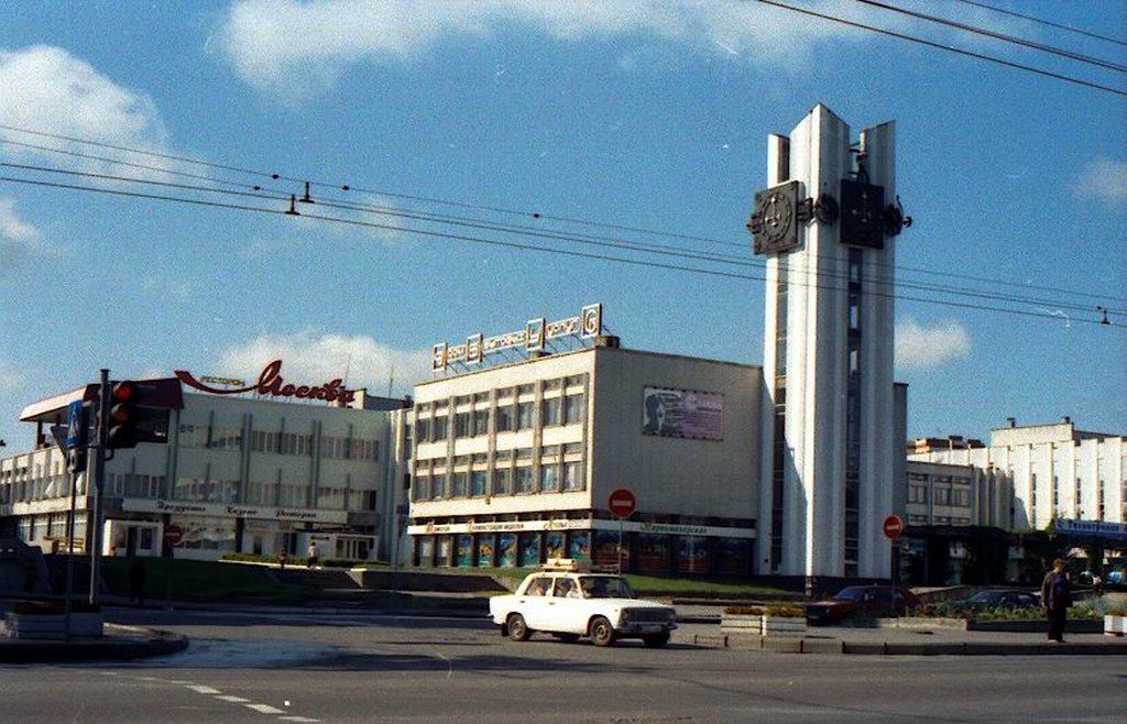 Посмотрите на старые фотографии ЦУМа в Бресте. На одной из фотографий можно увидеть, как он строился
