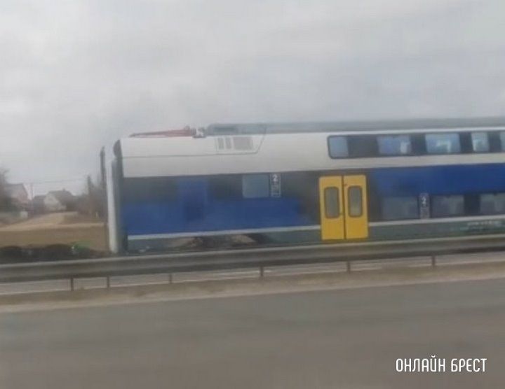 Читатель: Нас ждёт новый поезд? Или куда его везут? Видео снято сегодня возле Бреста