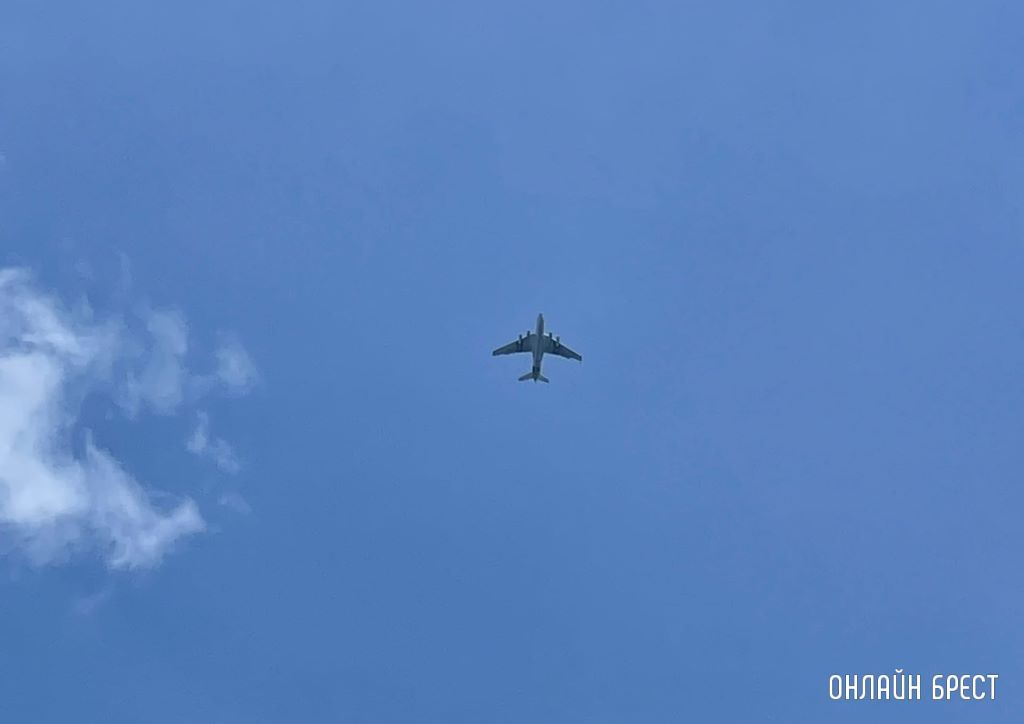 Сегодня над Брестом пролетали два самолёта