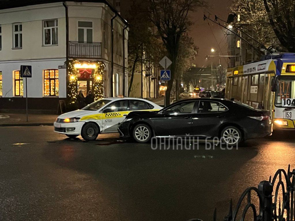 Читатель: Вчера в Бресте на перекрёстке Гоголя и Комсомольской произошло ДТП