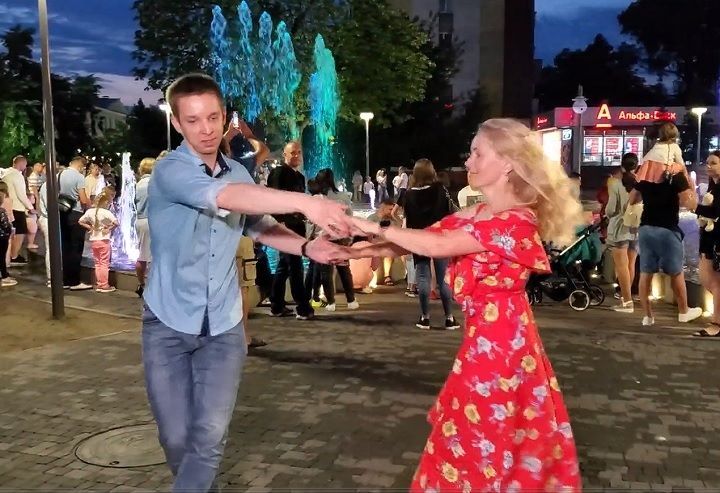 Танцуем зук на Советской в Бресте у фонтана