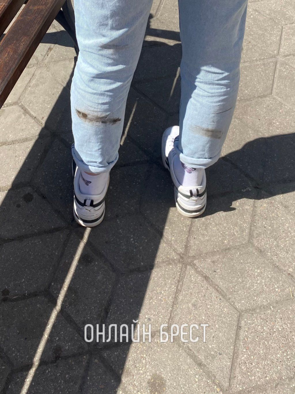 Читательница: Столкнулись сегодня с такой ситуацией. Гуляли в Бресте по ул. Советской. Решила присесть на скамейку и ...