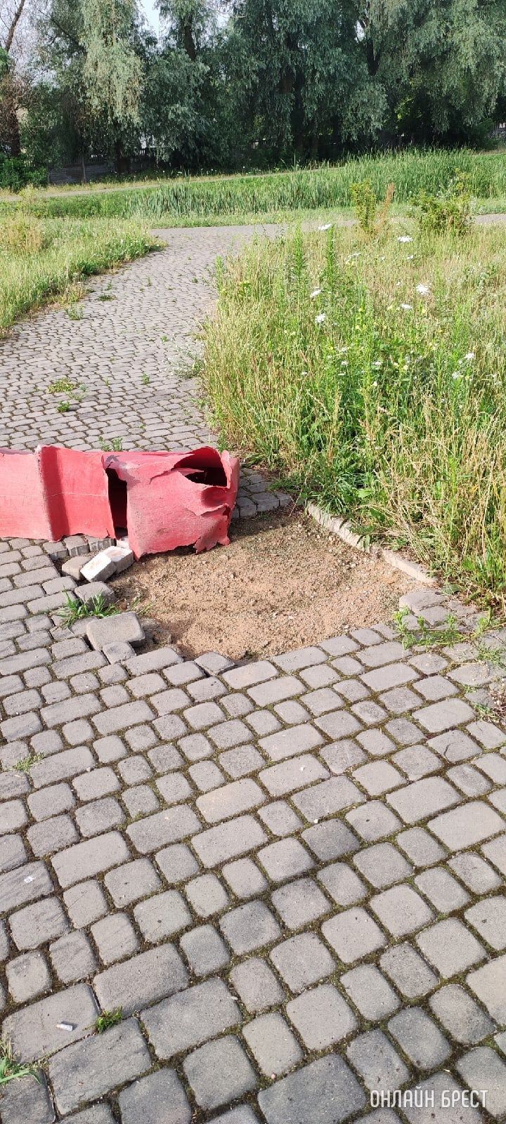 Яму, которая образовалась на пешеходной дороге, засыпали! Спасибо! Брест, ул.Краснознаменная, за ост. Колесника