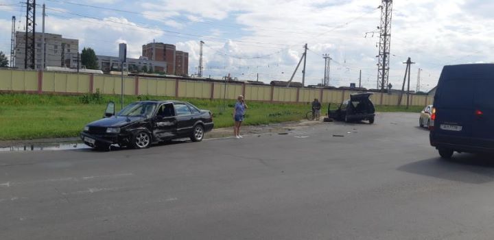 У автомобиля на ходу вырвало левую стойку. Авто занесло на встречку, что привело к боковому столкновению со встречным автомобилем