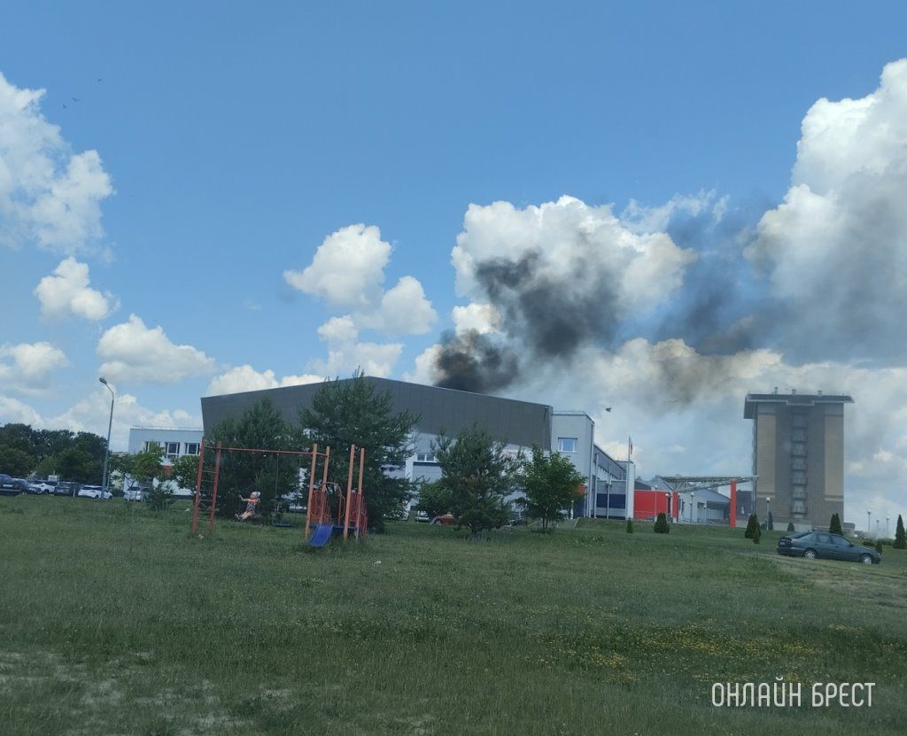 Очевидец: В Пружанах горел автомобиль