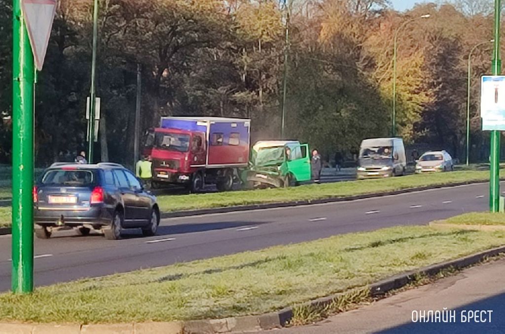 Читатель: Сегодня в Бресте напротив Санты 54 произошло ДТП