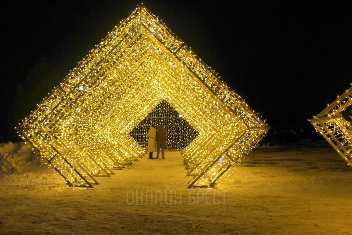 В Бресте на Набережной установили световую инсталляцию