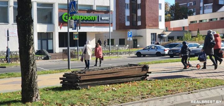 Почему в Бресте на бульварах Шевченко и Космонавтов спилили ограждение между дорогой и пешеходной аллеей?