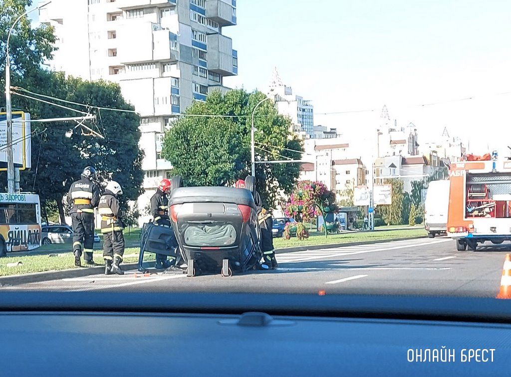 Очевидец: В Бресте на Востоке перевернулся автомобиль