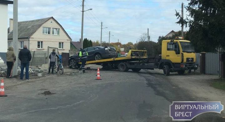 Стали известны подробности ДТП на Шевченко в Бресте, где автомобиль въехал в забор