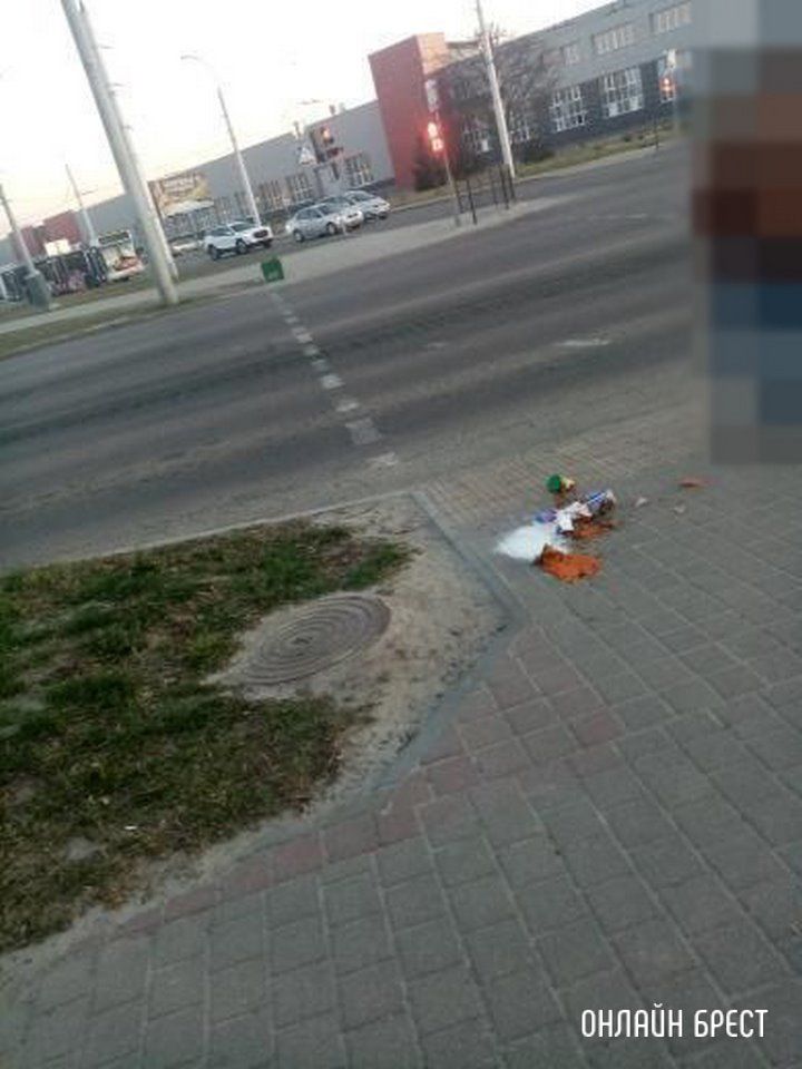 Читатель: Такие вот люди, не убрали за собой. Фото сделано вчера в Бресте на Карьерной