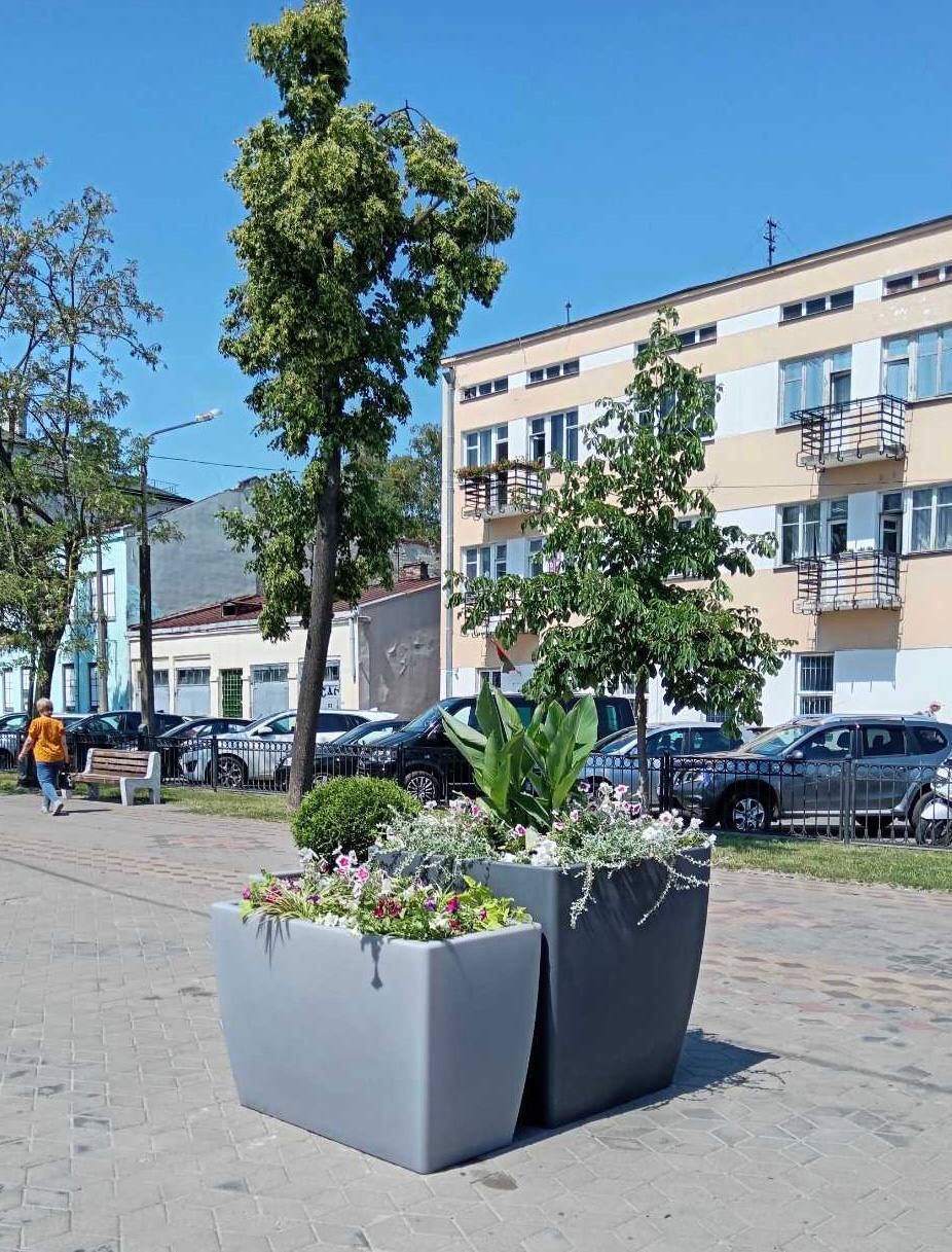 Новые цветочные модули установлены по улице Ленина у сквера Иконникова и на двух остановочных пунктах по проспекту Машерова