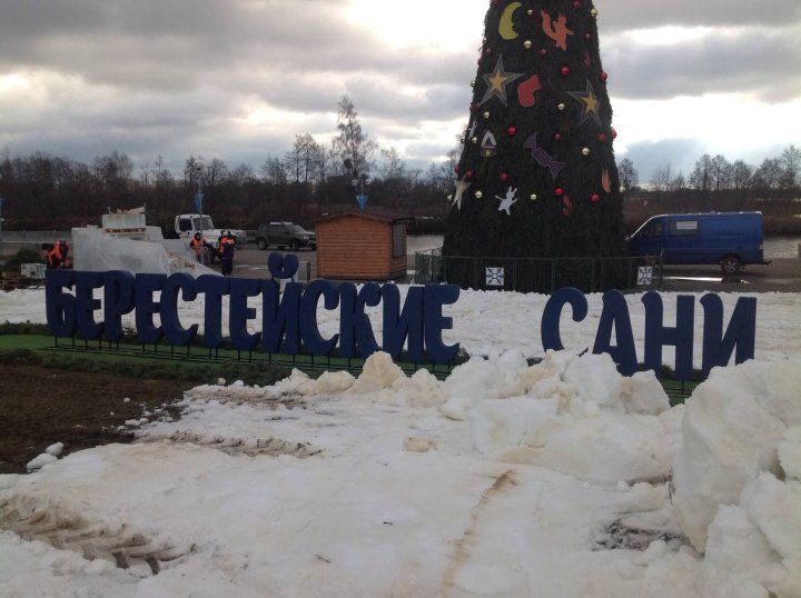 В Бресте на Набережную подвезли снег