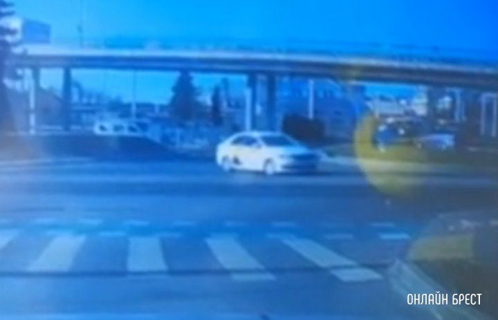 Читатель: Подъем на путепровод возле автовокзала в Бресте. Поняли, что нарушил данный таксист?