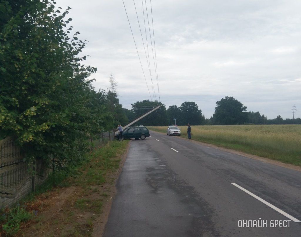 Очевидец: Берёзовский район. В д. Здитово автомобиль врезался в столб