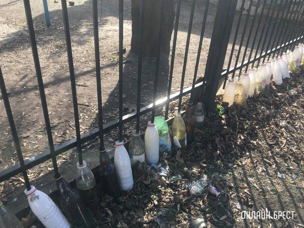 Читатель: В одном из дворов Бреста. Зачем это сделано?