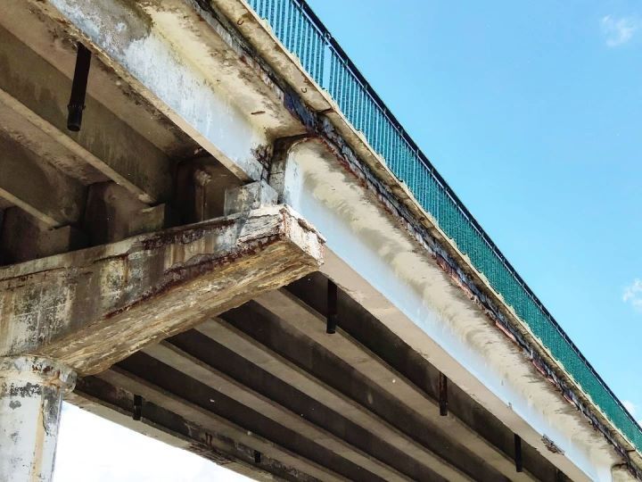 Посмотрите на состояние моста по трассе М1 (возле д. Клейники, если ехать с ПП Козловичи в сторону Каменецкого кольца)