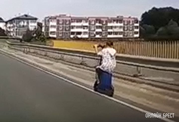 Брестская область. В Высоком мальчик едет по дороге на электросамокате и сидит на канистре :)