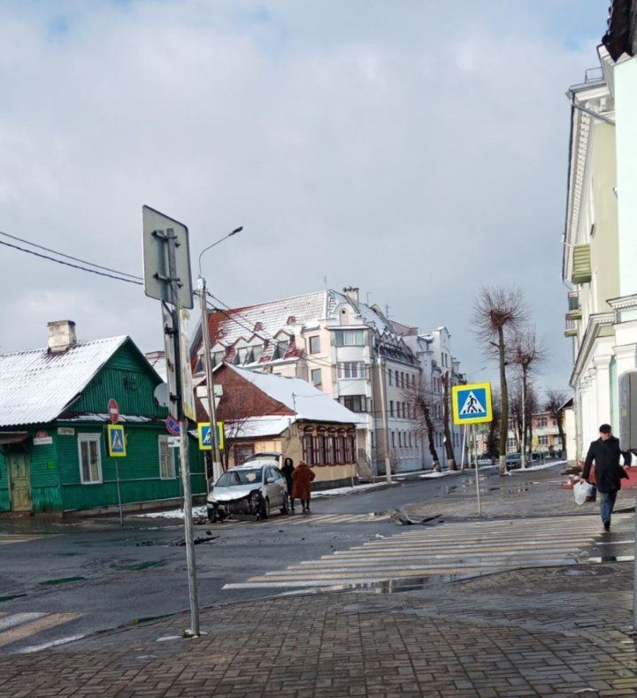 Сегодня в Пинске автомобиль BMW врезался в здание