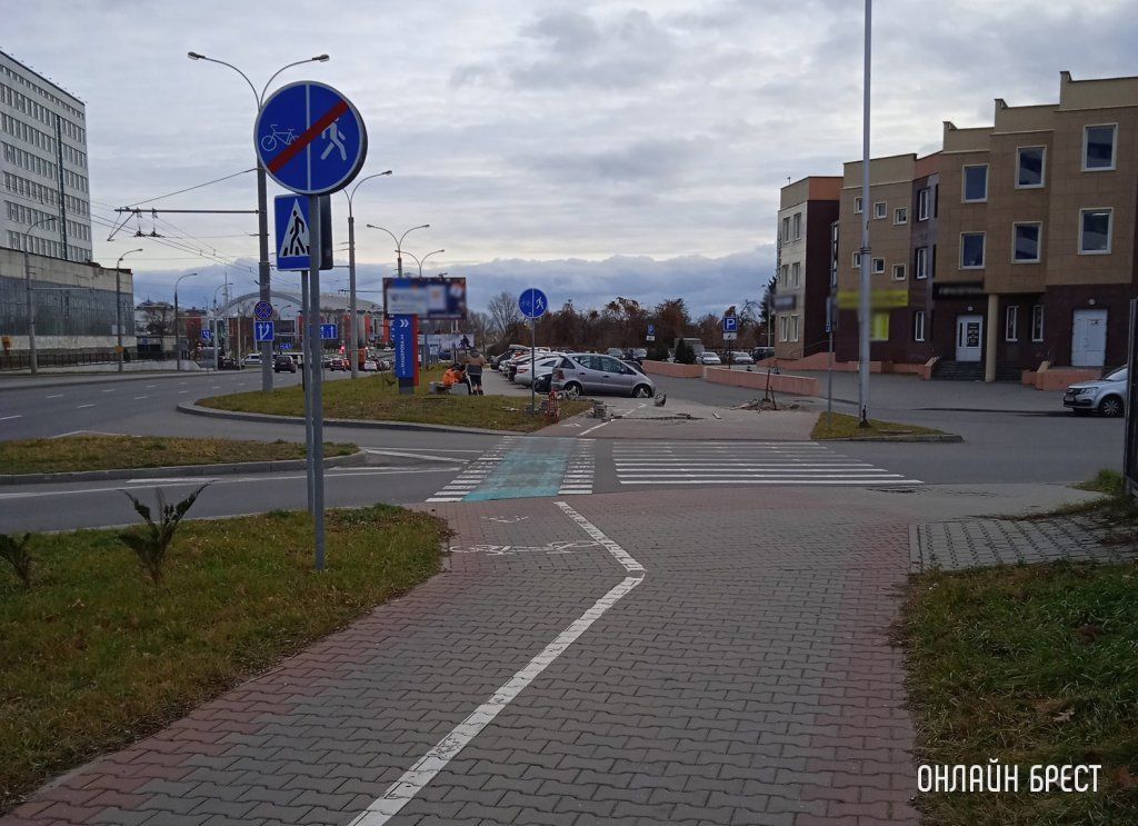 Читатель: Вчера была публикация, что по ул.Пионерской в Бресте начала проседать тротуарная плитка. Сегодня там начались работы