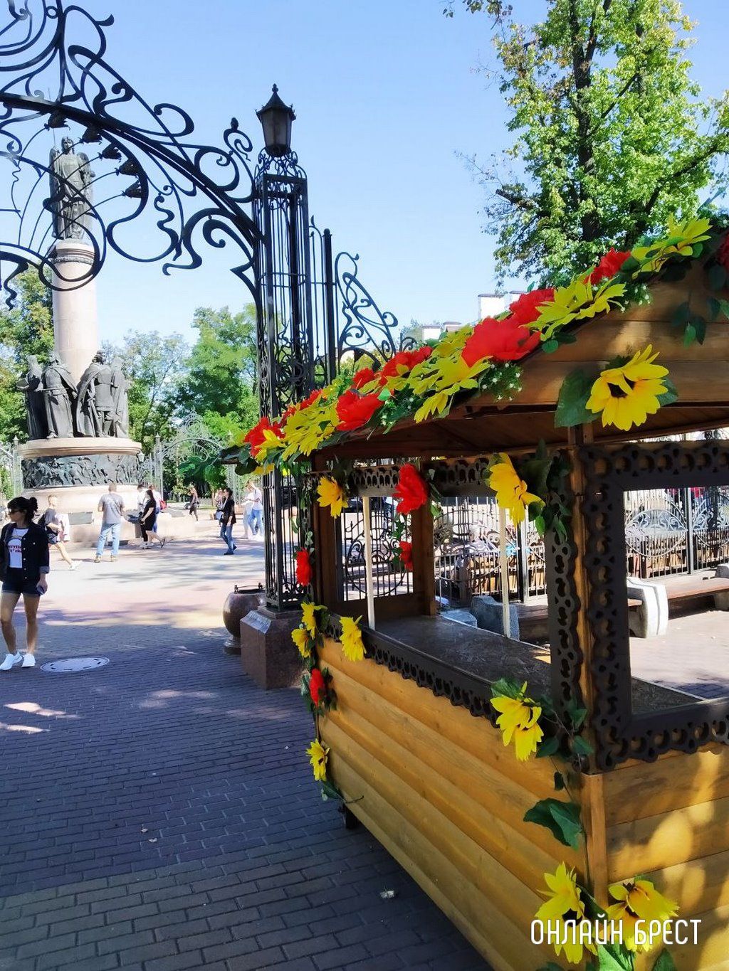 Читательница: Я пришла сфотографировать памятник, но из-за палатки не видно кованной арки