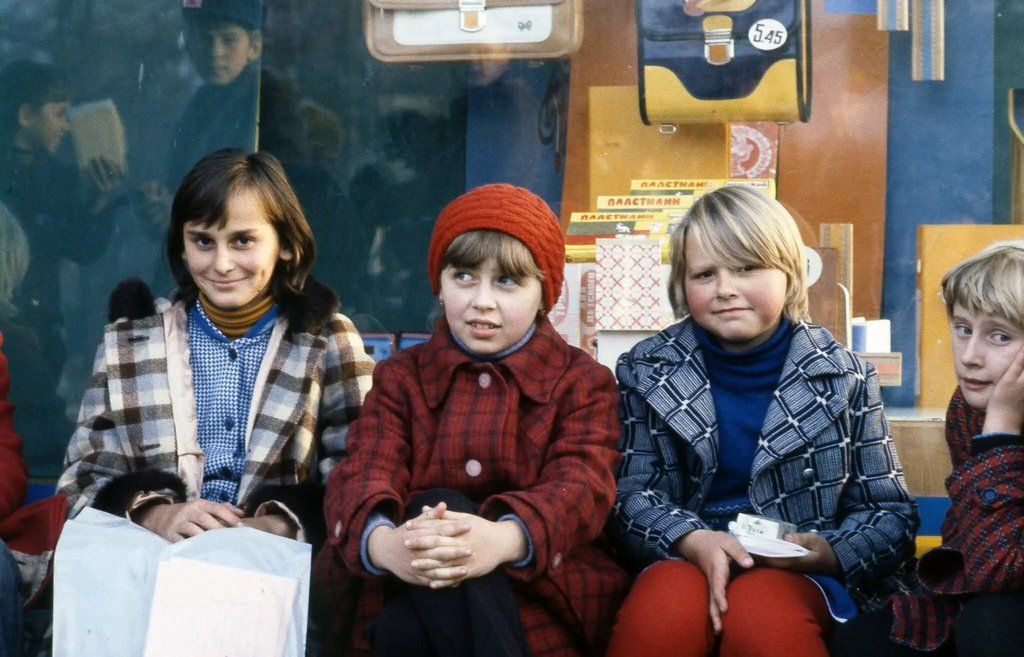 Дети сидят у витрины ЦУМа. Брест, 1983 год