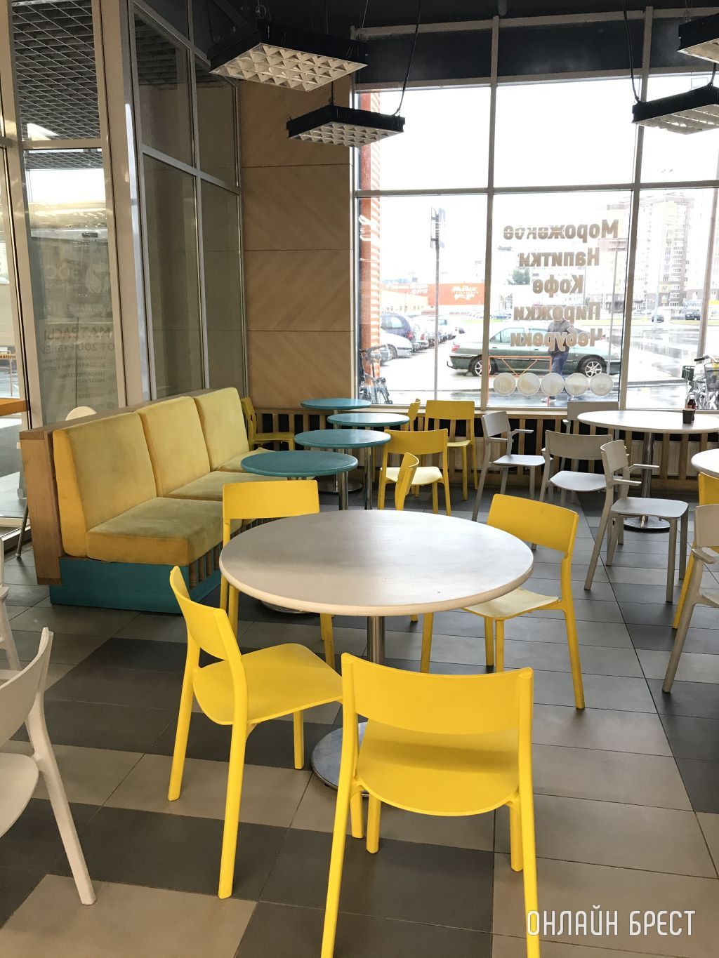 Хотели перекусить с детьми, но... Вот в таком состоянии сидение