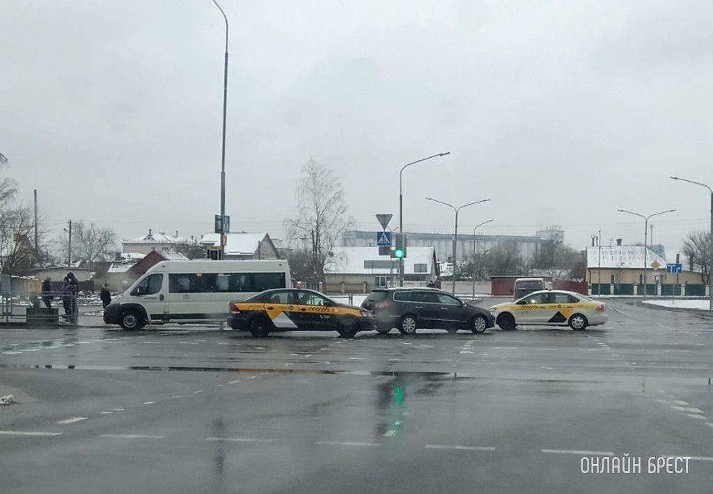 Читатель: Сегодня день ДТП? В Бресте возле Западного обхода столкнулись автомобили
