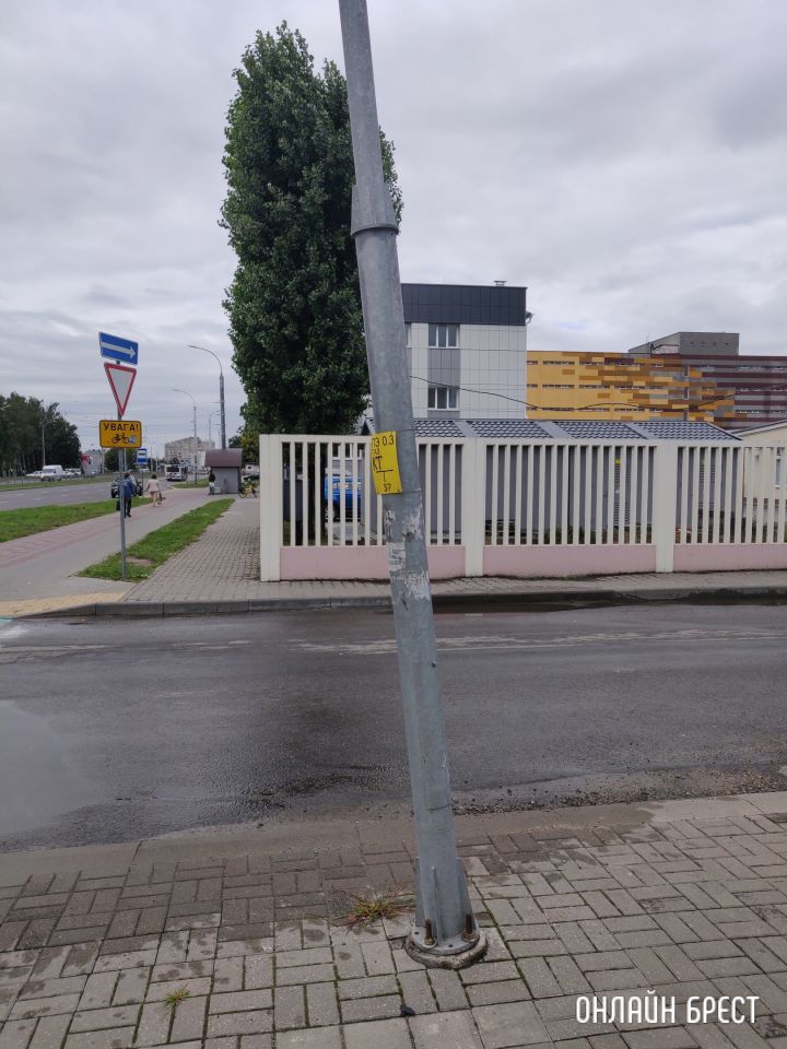 В Бресте на Янки Купалы опасно наклонён столб
