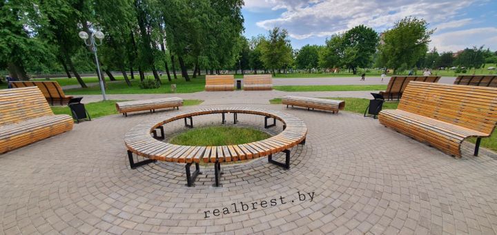 Осторожно! В Бресте на Набережной приступили к покраске лавочек