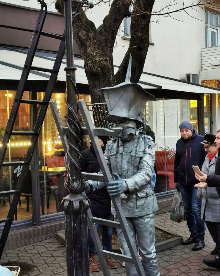 Два фонарщика встретились на Советской в Бресте :)