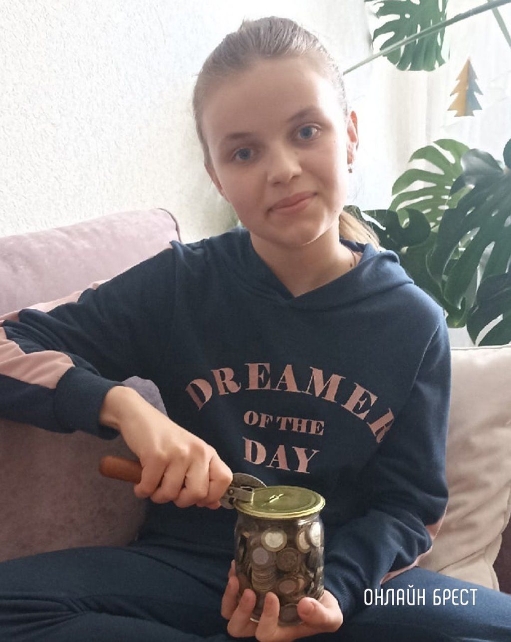 Читательница: 12-летняя девочка из Бреста полтора года назад начала собирать монеты. Бросала в полулитровую банку по два рубля. И вот результат: 702 рубля!