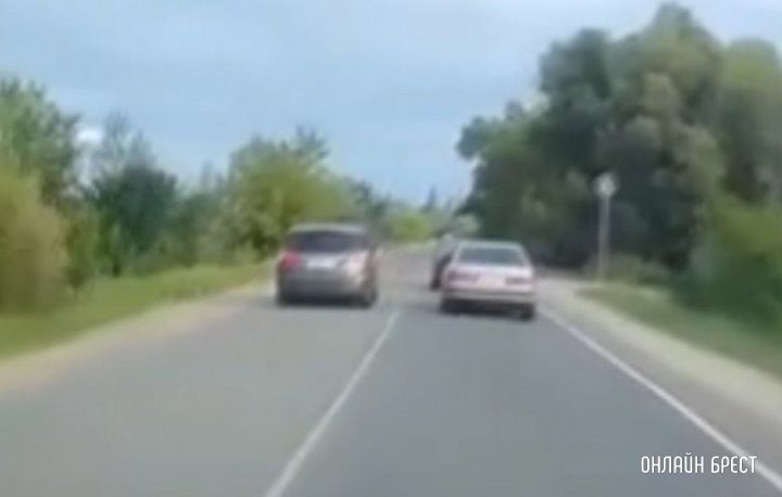 Читатель: Кто-то куда-то сильно спешил... Водители, соблюдайте ПДД! Ведь вы на дорогах не одни!