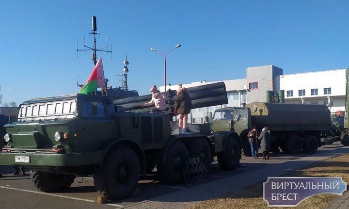 Выставка вооружения, военной и специальной техники Брестского гарнизона прошла у «ледового»