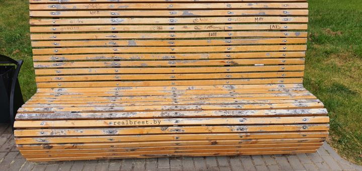 Осторожно! В Бресте на Набережной приступили к покраске лавочек