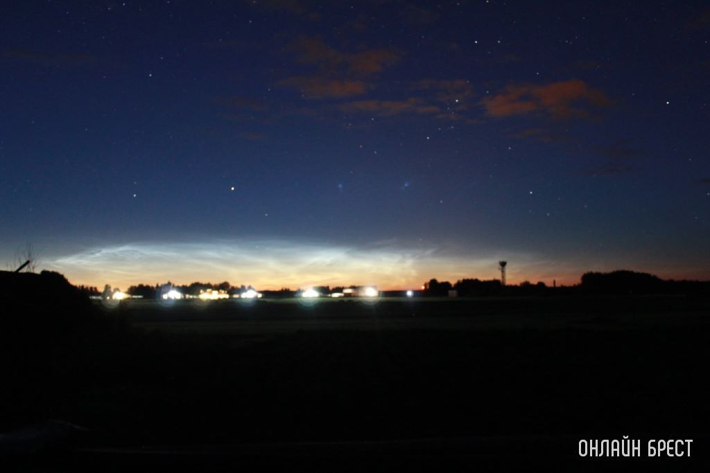 Данные фото сделаны этой ночью в 01:00. Очень красиво было! Кто подскажет, что это за природное явление?