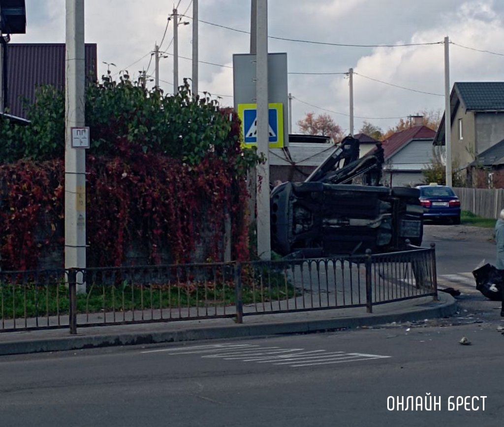 Читатель: В Бресте на Граевке произошло жесткое ДТП. Одна машина лежит на боку