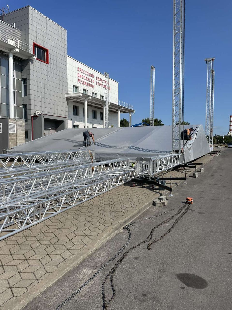 В районе Дворца водных видов спорта идёт монтаж сценического комплекса