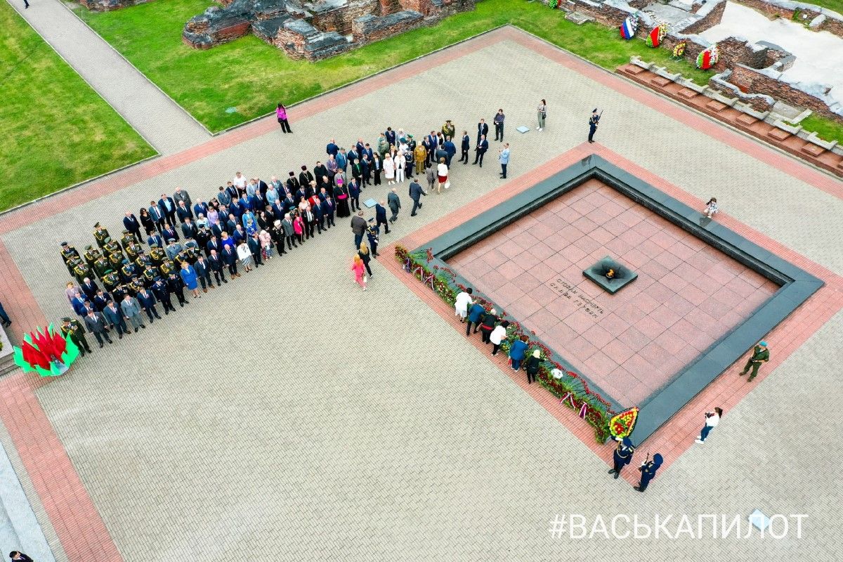 В Брестской крепости возложили цветы к Вечному огню