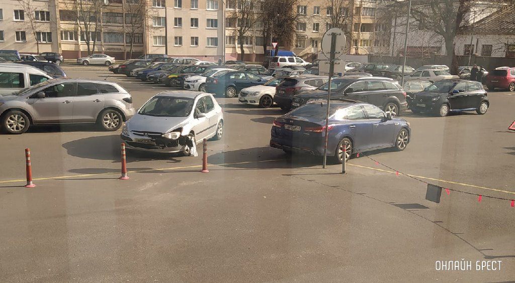 Читатель: Сегодня на парковке в центре Бреста произошло ДТП