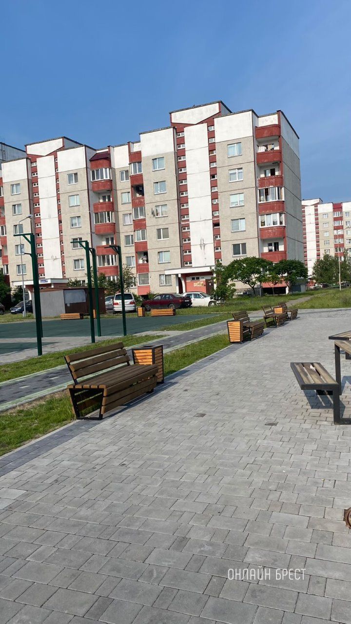 Читатель: Почему урны без дна? Или здесь должны быть мешки для мусора? Или так и должно быть? Что скажете? Брест, ул.Вульковская