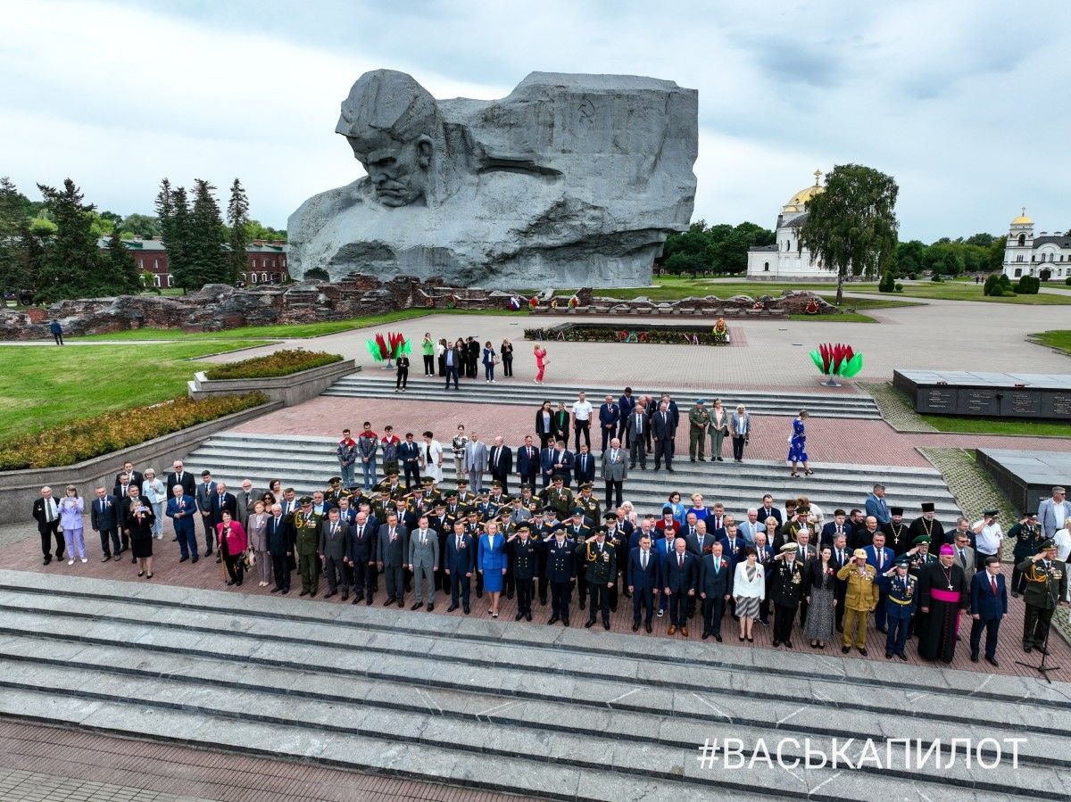 В Брестской крепости возложили цветы к Вечному огню