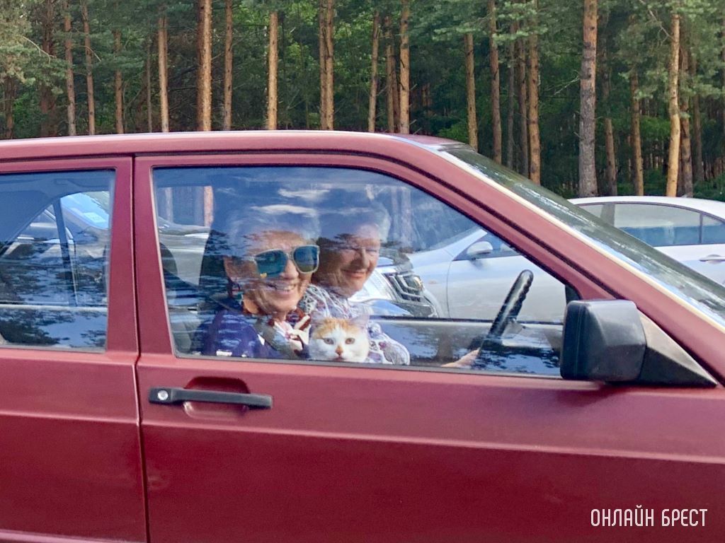 Эта встреча сделала мой день! Наверное, такой приятной компанией направлялись на дачу