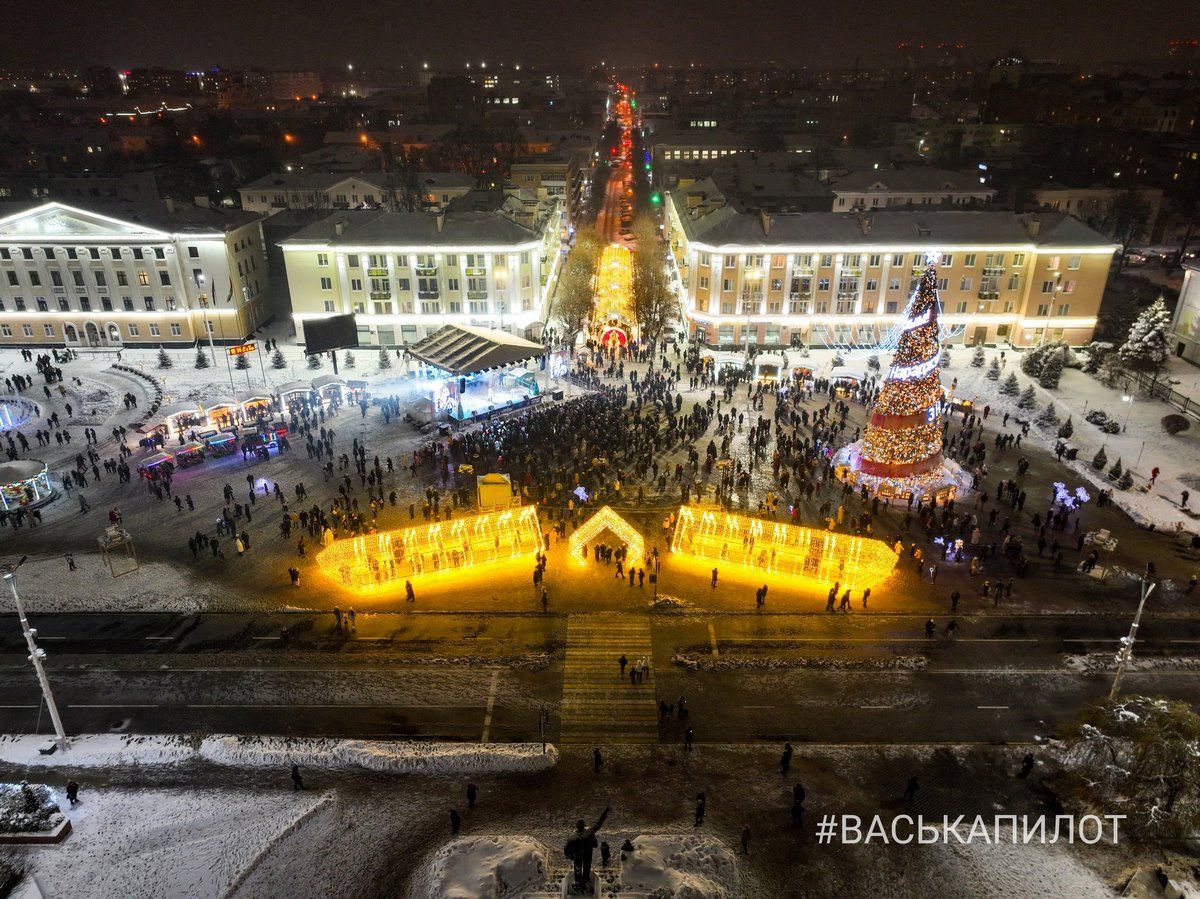 Главная ёлка Бреста и немного снежного города