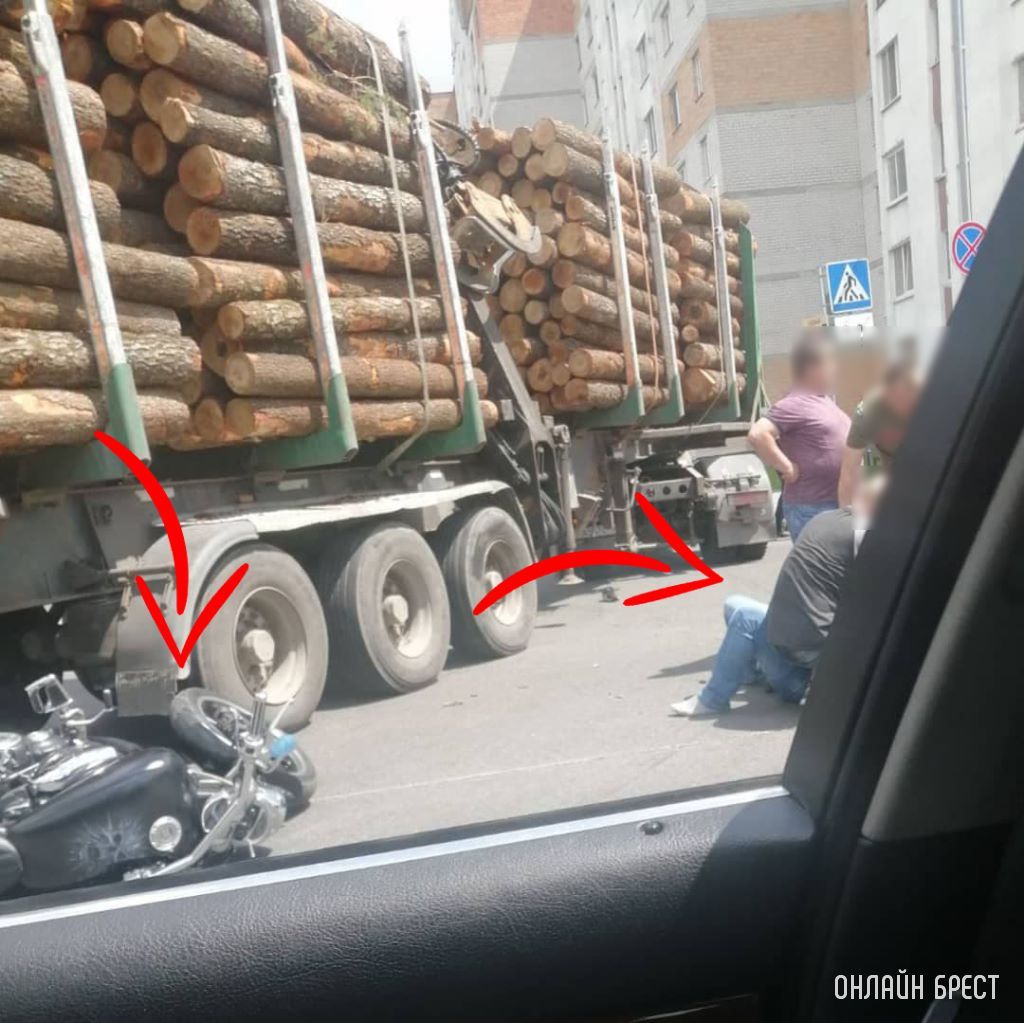 Брестская область. В Пинске мотоциклист врезался в лесовоз