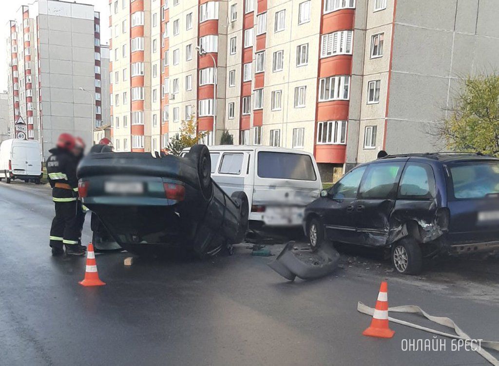 Очевидец: Сегодня утром в Бресте на ул. Рябиновой перевернулся автомобиль