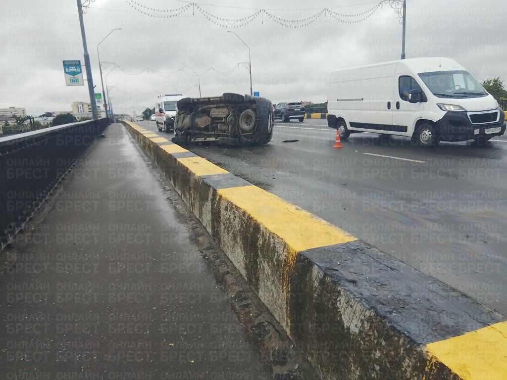 Читатель: В Бресте на мосту возле ж/д вокзала перевернулся автомобиль