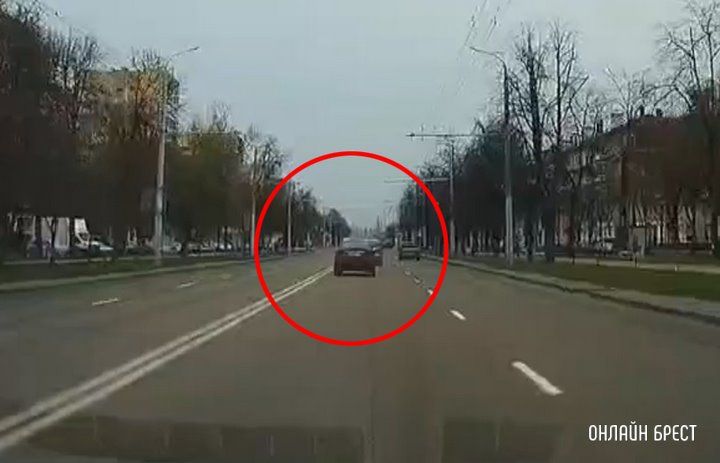 Читатель: Что это было? В Бресте водитель пересек двойную сплошную, выехал на «встречку» и чуть не устроил ДТП