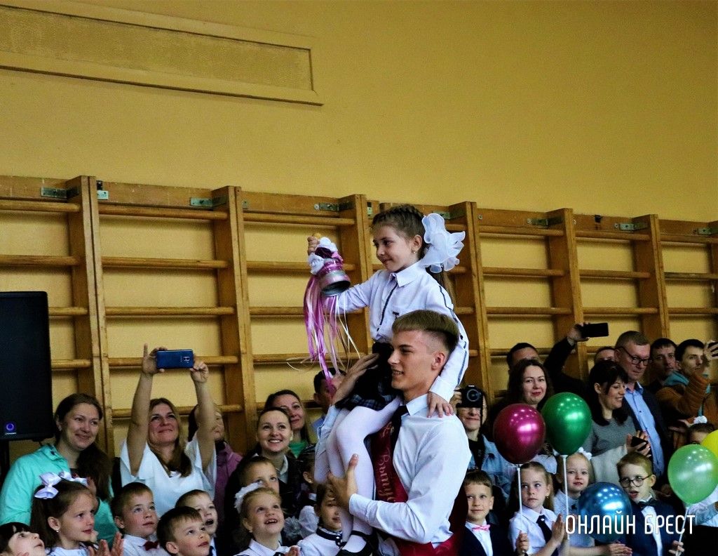 Читатель: Сегодня прошёл последний звонок в средней школе № 28 г. Бреста