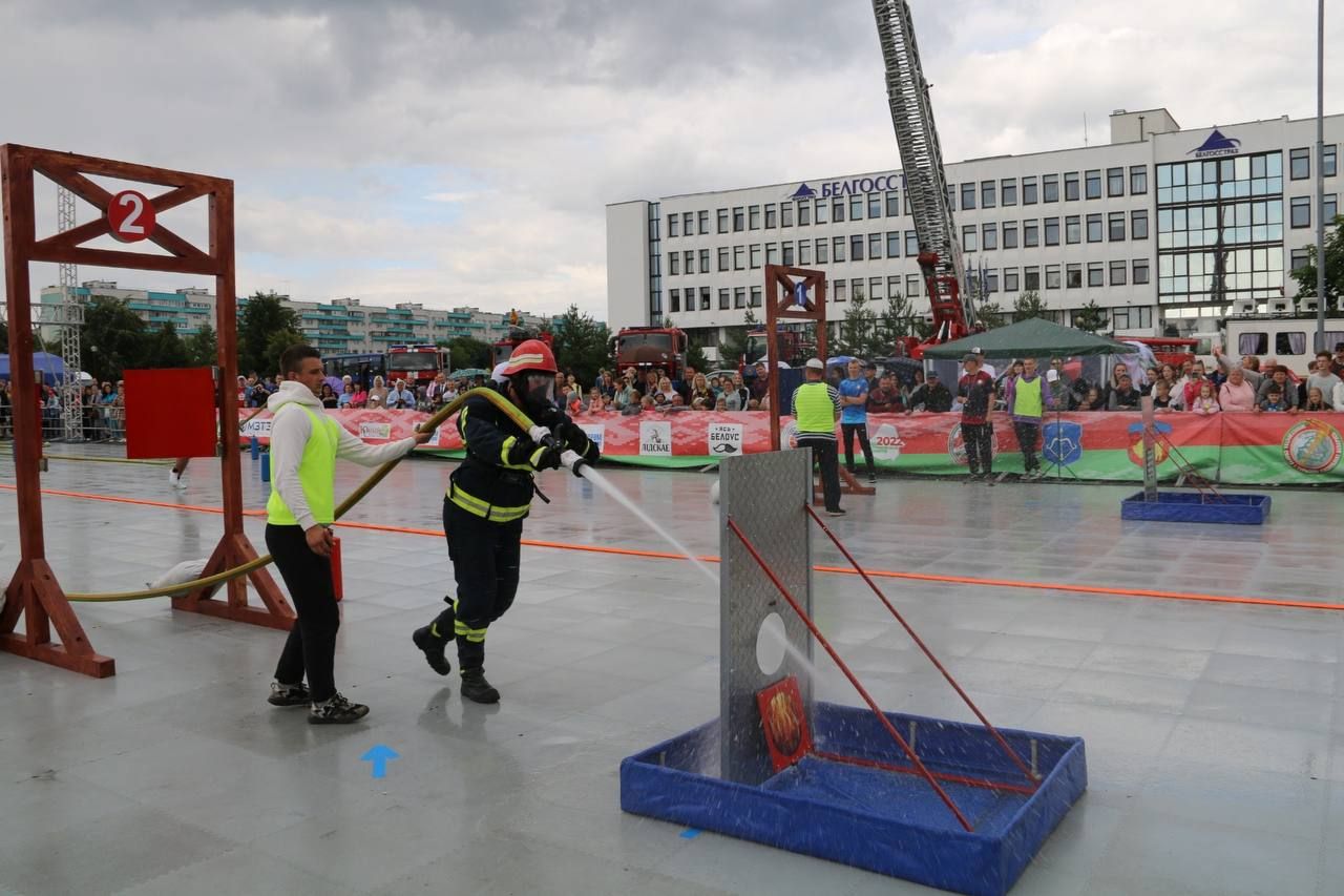 На площадке у администрации Московского района стартовали соревнования «Сильнейший пожарный спасатель «Брестский рубеж-2023»